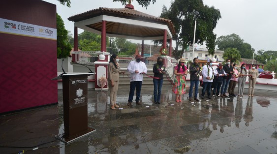 El gobernador  Cuitlahuac  García Jiménez encabezó la inauguración de la rehabilitación del Parque <em>Benito Juárez García</em>, en Chacaltianguis; Ver.,  le acompañaron el secretario de Gobierno, Eric Cisneros Burgos; la secretaria de Turismo, Xóchitl Arbesú, y la alcaldesa Mayra Torres Domínguez así como la fiscal Verónica Giadans.