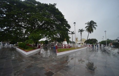 El gobernador  Cuitlahuac  García Jiménez encabezó la inauguración de la rehabilitación del Parque <em>Benito Juárez García</em>, en Chacaltianguis; Ver.,  le acompañaron el secretario de Gobierno, Eric Cisneros Burgos; la secretaria de Turismo, Xóchitl Arbesú, y la alcaldesa Mayra Torres Domínguez así como la fiscal Verónica Giadans.
