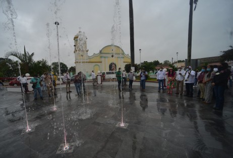 Gracias al trabajo coordinado con los ayuntamientos, estamos realizando obras sociales que impactan de manera positiva en las familias veracruzanas, como esta rehabilitación de espacios públicos en el municipio de Chacaltianguis, lo cual forma parte de una estrategia de impulso a la economía local, al sector turístico y cultural en la región de la Cuenca del Papaloapan, publicó el Gobernador en sus redes sociales. 