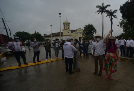 Gracias al trabajo coordinado con los ayuntamientos, estamos realizando obras sociales que impactan de manera positiva en las familias veracruzanas, como esta rehabilitación de espacios públicos en el municipio de Chacaltianguis, lo cual forma parte de una estrategia de impulso a la economía local, al sector turístico y cultural en la región de la Cuenca del Papaloapan, publicó el Gobernador en sus redes sociales. 