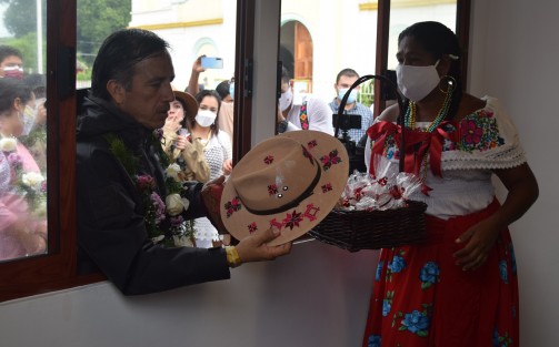 Después del evento, el mandatario estatal tuvo la oportunidad de degustar los platillos locales, así como conocer las artesanías del sitio.