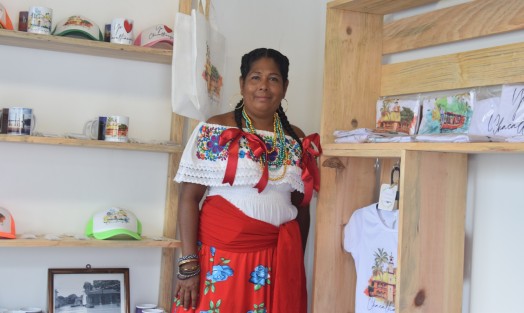 Después del evento, el mandatario estatal tuvo la oportunidad de degustar los platillos locales, así como conocer las artesanías del sitio.