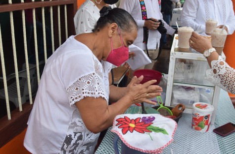 Después del evento, el mandatario estatal tuvo la oportunidad de degustar los platillos locales, así como conocer las artesanías del sitio.