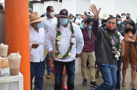Después del evento, el mandatario estatal tuvo la oportunidad de degustar los platillos locales, así como conocer las artesanías del sitio.