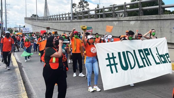 La comunidad de la Universidad de Las Américas Puebla (UDLAP), marchó nuevamente para exigir la restitución de su campus. Mientras el propio Presidente de México está exhortando al regreso a clases presenciales, estudiantes de la UDLAP no pueden hacerlo por el incumplimiento de la orden judicial de devolver las instalaciones.  Fotos: UDLAP