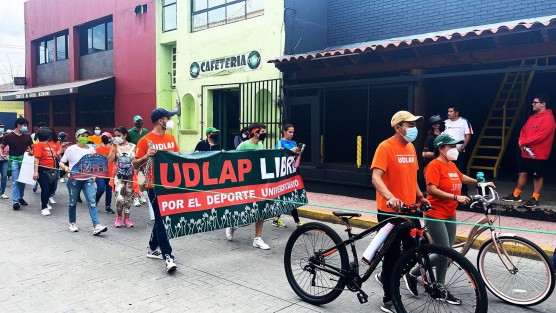 La comunidad de la Universidad de Las Américas Puebla (UDLAP), marchó nuevamente para exigir la restitución de su campus. Mientras el propio Presidente de México está exhortando al regreso a clases presenciales, estudiantes de la UDLAP no pueden hacerlo por el incumplimiento de la orden judicial de devolver las instalaciones.  Fotos: UDLAP