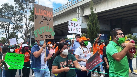 La comunidad de la Universidad de Las Américas Puebla (UDLAP), marchó nuevamente para exigir la restitución de su campus. Mientras el propio Presidente de México está exhortando al regreso a clases presenciales, estudiantes de la UDLAP no pueden hacerlo por el incumplimiento de la orden judicial de devolver las instalaciones.  Fotos: UDLAP