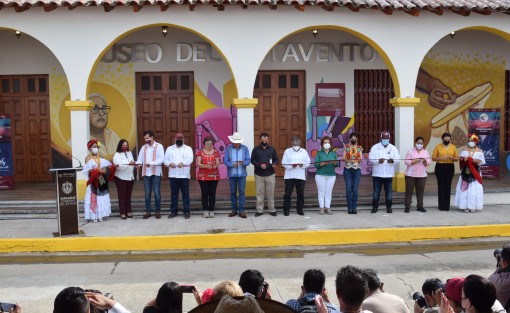Interior del Museo de Sotavento y Casa de Cultura Narcisa López Quintero, en Otatitlán, Veracruz y presentación del libro Voces de Sotavento. Eventos encabezados por el gobernador Cuitláhuac García Jiménez y el secretario de Gobierno, Eric Cisneros Burgos, a donde llegaron también funcionarios estatales, alcaldes electos y actuales, así como legisladores