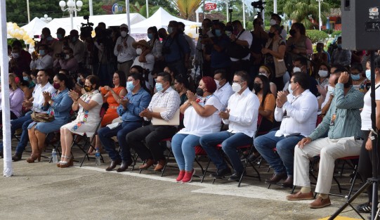 Interior del Museo de Sotavento y Casa de Cultura Narcisa López Quintero, en Otatitlán, Veracruz y presentación del libro Voces de Sotavento. Eventos encabezados por el gobernador Cuitláhuac García Jiménez y el secretario de Gobierno, Eric Cisneros Burgos, a donde llegaron también funcionarios estatales, alcaldes electos y actuales, así como legisladores