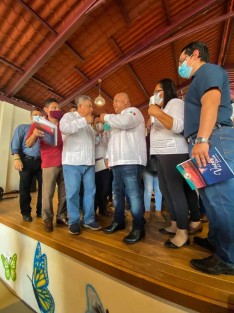Durante la presentación de la obra editorial, el alcalde de Teocelo, Mario Antonio Chama Díaz felicitó al Secretario de Gobierno Eric Cisneros Burgos.