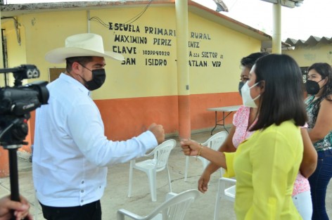 El Gobierno de Veracruz, a través de la Secretaría de Educación (SEV), invierte 213 millones de pesos en la atención de mil planteles afectados por el paso del huracán Grace, en el norte de la entidad. 
