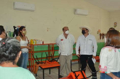 Durante recorrido por 15 instituciones de Cazones, Poza Rica y Tihuatlán, el titular de la dependencia, Zenyazen Escobar García, señaló que los fondos del Programa de Apoyo a la Comunidad desde el Sector Educativo Veracruzano son canalizados a la recuperación de espacios. 