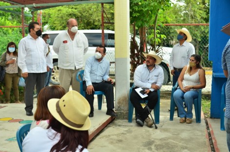 Durante recorrido por 15 instituciones de Cazones, Poza Rica y Tihuatlán, el titular de la dependencia, Zenyazen Escobar García, señaló que los fondos del Programa de Apoyo a la Comunidad desde el Sector Educativo Veracruzano son canalizados a la recuperación de espacios. 