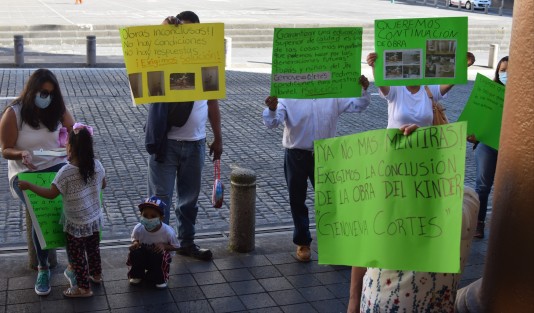 Padres de familia del preescolar Genoveva Cortés, de la colonia Moctezuma, en Xalapa, se manifestaron en Palacio de Gobierno para pedir a las autoridades apoyo para que la constructora que hacía trabajos en el plantel, los retome y puedan reanudar clases presenciales.