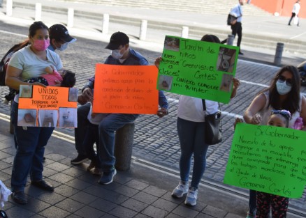 Padres de familia del preescolar Genoveva Cortés, de la colonia Moctezuma, en Xalapa, se manifestaron en Palacio de Gobierno para pedir a las autoridades apoyo para que la constructora que hacía trabajos en el plantel, los retome y puedan reanudar clases presenciales.