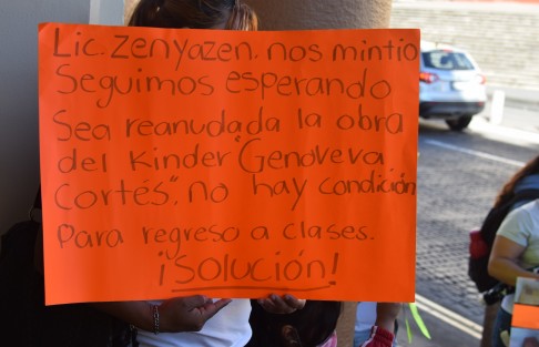 Los inconformes dicen que la constructora abandonó los trabajos dejando destrozados sanitarios y otras zonas; y aunque la SEV les prometió que se reaudarían las obras en los hechos siguen detenidos.