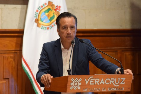El gobernador Cuitláhuac García Jiménez destacó la estrategia de la Federación de apoyar a la gente más necesitada con los programas de Bienestar; <em>no nada más dirigir y repartir sin ton ni son, sino focalizarnos para afrontar este gran rezago de 30 años en dos años 10 meses de nuestros gobiernos</em>.