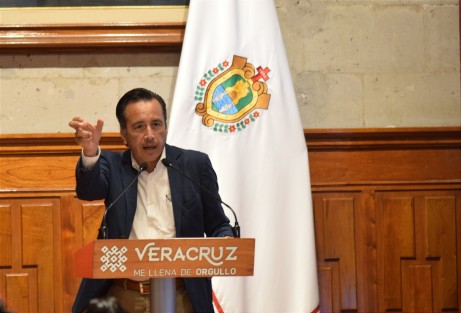 En conferencia de prensa, el mandatario estatal citó el ejemplo de Mixtla de Altamirano, considerado por décadas entre los municipios más pobres del país y que hoy recibe acciones de vivienda, electrificación, caminos, parque y un Centro de Salud a dos kilómetros de la cabecera, conectado por una carretera rehabilitada.