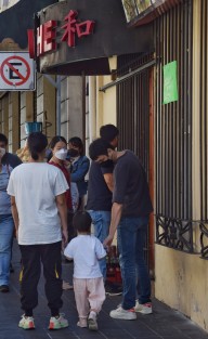 Un grupo de jóvenes asiáticos llegan a abrir su local de comida china en el centro de la ciudad de Xalapa