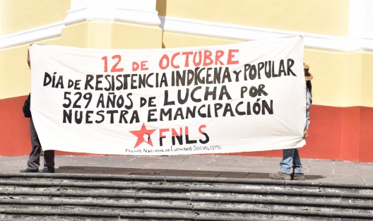 Integrantes del Frente Nacional de Lucha por el Socialismo se manifestaron en Plaza Lerdo en este Día de la Raza para rememorar la resistencia y lucha de los pueblos originarios de América y pedir la libertad para los presos políticos.