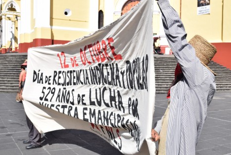 Integrantes del Frente Nacional de Lucha por el Socialismo se manifestaron en Plaza Lerdo en este Día de la Raza para rememorar la resistencia y lucha de los pueblos originarios de América y pedir la libertad para los presos políticos.