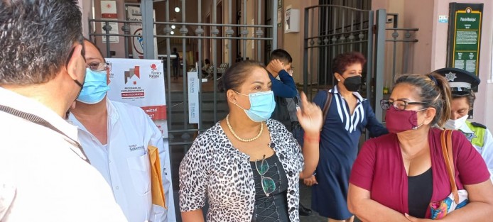 Vecinos de la colonia Revolución se manifestaron en el palacio municipal de Xalapa, para exigir al alcalde Hipólito Rodríguez que destine recursos y concluyan la obra que iniciaron para evitar las inundaciones en la calle Adolfo de la Huerta esquina con la avenida Atenas.
