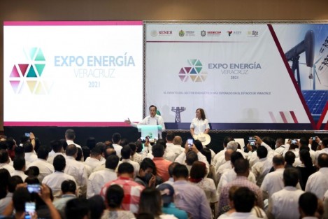 Acompañada por el gobernador Cuitláhuac García, la secretaria de Energía, Rocío Nahle, ofreció una conferencia magistral durante la Expo Energía Veracruz. Habló del sector energético como derecho humano, de la corrupción que halló el actual Gobierno, de los problema que enfrenta CFE y la Reforma Eléctrica.