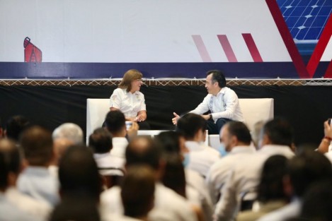 Acompañada por el gobernador Cuitláhuac García, la secretaria de Energía, Rocío Nahle, ofreció una conferencia magistral durante la Expo Energía Veracruz. Habló del sector energético como derecho humano, de la corrupción que halló el actual Gobierno, de los problema que enfrenta CFE y la Reforma Eléctrica.