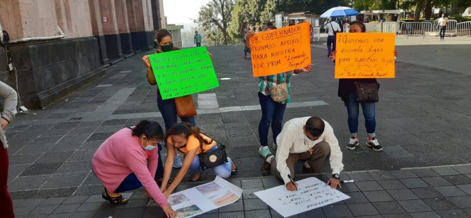 Padres de familia y docentes de la escuela primaria  Leonardo Pasquel, se manifestaron para solicitar obras que impidan el deterioro del plantel, ya que al ser construido hace 30 años en un terreno irregular, sufre constantes afectaciones por las lluvias.  