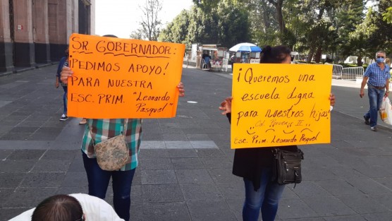 Padres de familia y docentes de la escuela primaria  Leonardo Pasquel, se manifestaron para solicitar obras que impidan el deterioro del plantel, ya que al ser construido hace 30 años en un terreno irregular, sufre constantes afectaciones por las lluvias.  