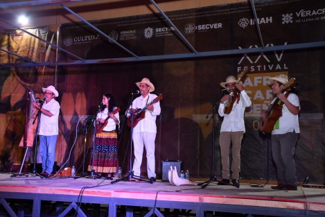  Bajo un estricto protocolo sanitario, este jueves iniciaron actividades del XXV Festival Afrocaribeño 2021. En el Centro Cultural Atarazanas, el Instituto Veracruzano de la Cultura presentó la exposición Gráfica Cimarrón y tuvo lugar el concierto a cargo de Mono Blanco.