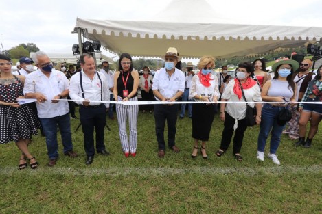 Durante la inauguración de la 11ª Exposición de Autos Antiguos de Xalapa, el alcalde electo de esta ciudad capital, Ricardo Ahued Bardahuil, indicó que una de las prioridades de su gobierno será la reactivación económica de Xalapa.