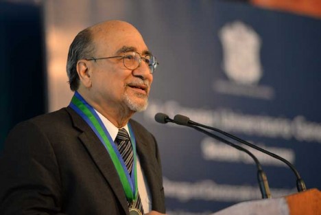 El viernes 15 de octubre, a la edad de 85 años falleció en la Ciudad de México el historiador Alfredo López Austin, dejando tras de sí un legado intelectual que formó a generaciones de estudiantes y estudiosos de la cultura prehispánica para quienes se convirtió en un referente nacional desde hace décadas, a la altura de Miguel León Portilla y Eduardo Matos Moctezuma, colegas y amigos personales.