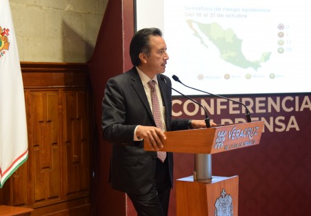 El gobernador Cuitláhuac García destacó que Veracruz pasó la Segunda y Tercera Ola de COVID sin haber alcanzado el semáforo epidemiológico rojo, y ahora está en verde. Reiteró que la entidad llegará este miércoles a la meta de vacunación.