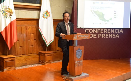 El gobernador Cuitláhuac García destacó que Veracruz pasó la Segunda y Tercera Ola de COVID sin haber alcanzado el semáforo epidemiológico rojo, y ahora está en verde. Reiteró que la entidad llegará este miércoles a la meta de vacunación. 