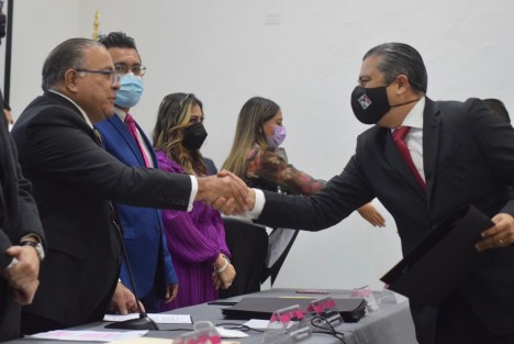Este lunes 18 de octubre, el Organismo Público Local Electoral (OPLE) hizo la entrega de constancias de asignación a 20 diputados plurinominales del estado de Veracruz.