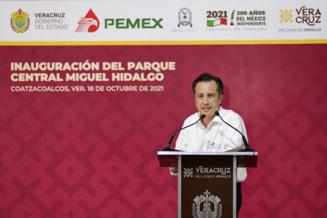 </em>La tranquilidad y seguridad inician con justicia; desde el Gobierno de Veracruz vamos generando la paz con la creación de sitios de esparcimiento y cultura para remar contra la violencia</em>, expresó el gobernador Cuitláhuac García Jiménez al inaugurar en este municipio el Parque Central Miguel Hidalgo, uno de los más grandes del país.