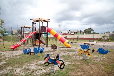El parque consta de 87 mil metros cuadrados, tiene 19 áreas que incluyen canchas de voleibol, basquetbol y futbol, foro al aire libre con gradas para más de 750 personas, andadores, dos zonas de juegos infantiles, viveros, jardín demostrativo, parque de patinaje, trotavía de 1.3 kilómetros y fuentes danzantes con iluminación y sonido.