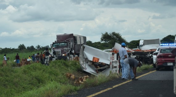 Un grupo de personas aprovecharon que se volcó un tráiler cargado de cerveza justo en el kilómetro 73 de la autopista La Tinaja- Cosamaloapan para llevarse las cajas que salvaron en el percance.