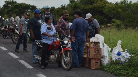 Un grupo de personas aprovecharon que se volcó un tráiler cargado de cerveza justo en el kilómetro 73 de la autopista La Tinaja- Cosamaloapan para llevarse las cajas que salvaron en el percance.