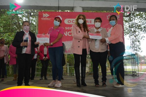 Alrededor de la sensibilización, la prevención y la orientación de acciones para el diagnóstico oportuno y el tratamiento del cáncer de mama, el DIF de Banderilla convocó a la sociedad civil, a distintas autoridades de salud y a su grupo de zumba en un evento donde, además de socializar la cultura de la salud, el ejercicio y la buena alimentación, las asistentes pudieron convivir y estar en contacto con diversos módulos de salud.