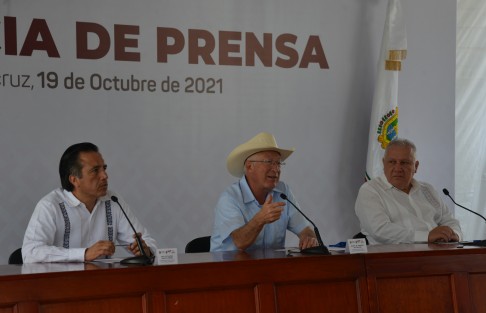 El embajador de USA en México, Ken Salazar, ofreció una rueda de prensa en Coatzacoalcos en compañía del gobernador Cuitláhuac García Jiménez,  para dar a conocer que ha estado recorriendo la zona donde se construye el Corredor Interoceánico Oaxaca-Veracruz; presente también el director del proyecto, Rafael Marín Mollinedo.