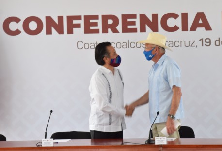  Al reconocer el interés del embajador de Estados Unidos en México, Kenneth Lee Salazar, por el Corredor Interoceánico del Istmo de Tehuantepec (CIIT), el gobernador Cuitláhuac García Jiménez afirmó que el presidente Andrés Manuel López Obrador va cumpliendo su palabra de reimpulsar el desarrollo de esta región.

