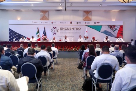 El gobernador Cuitláhuac García, sus homólogos de Tabasco, Campeche, Chiapas, Yucatán y Quintana Roo, así como el canciller Marcelo Ebrard, la secretaria de Economía, Tatiana Clouthier y el embajador de Estados Unidos, Ken Salazar, en el Encuentro de Gobernadores del Sureste y la Embajada de EU. . 