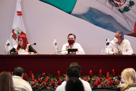 El gobernador Cuitláhuac García, sus homólogos de Tabasco, Campeche, Chiapas, Yucatán y Quintana Roo, así como el canciller Marcelo Ebrard, la secretaria de Economía, Tatiana Clouthier y el embajador de Estados Unidos, Ken Salazar, en el Encuentro de Gobernadores del Sureste y la Embajada de EU. . 