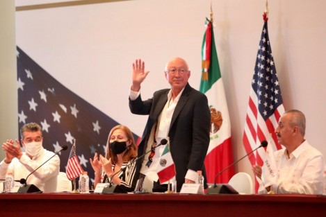 El gobernador Cuitláhuac García, sus homólogos de Tabasco, Campeche, Chiapas, Yucatán y Quintana Roo, así como el canciller Marcelo Ebrard, la secretaria de Economía, Tatiana Clouthier y el embajador de Estados Unidos, Ken Salazar, en el Encuentro de Gobernadores del Sureste y la Embajada de EU. . 