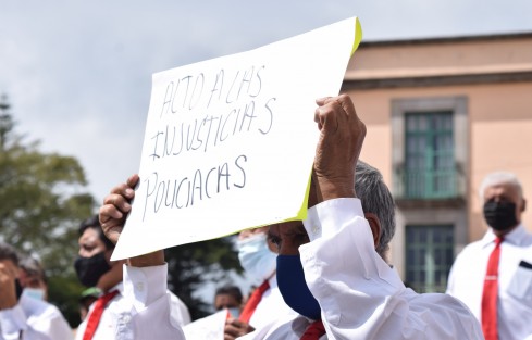 Taxistas protestaron frente a Palacio de Gobierno para denunciar acoso y hostigamiento por parte de policías estatales. 
