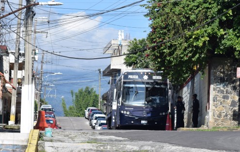 Ante una supuesta manifestación en contra de la Dirección de Transporte Público del Estado, grupo antimotín de la SSP custodió oficinas de la dependencia.