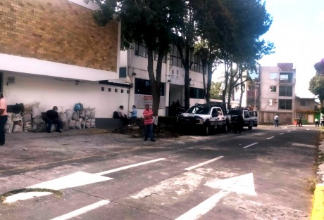 Ante una supuesta manifestación en contra de la Dirección de Transporte Público del Estado, grupo antimotín de la SSP custodió oficinas de la dependencia.