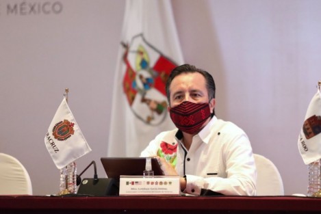 El Gobernador Cuitláhuac García Jiménez, participa en el Encuentro de Gobernadores y la Embajada de Estados Unidos en México para el impulso del sur-sureste del país. Ahí  señaló que su Gobierno asume el compromiso de atender humanitariamente la migración, tanto la que pasa como la que sale de la entidad.

